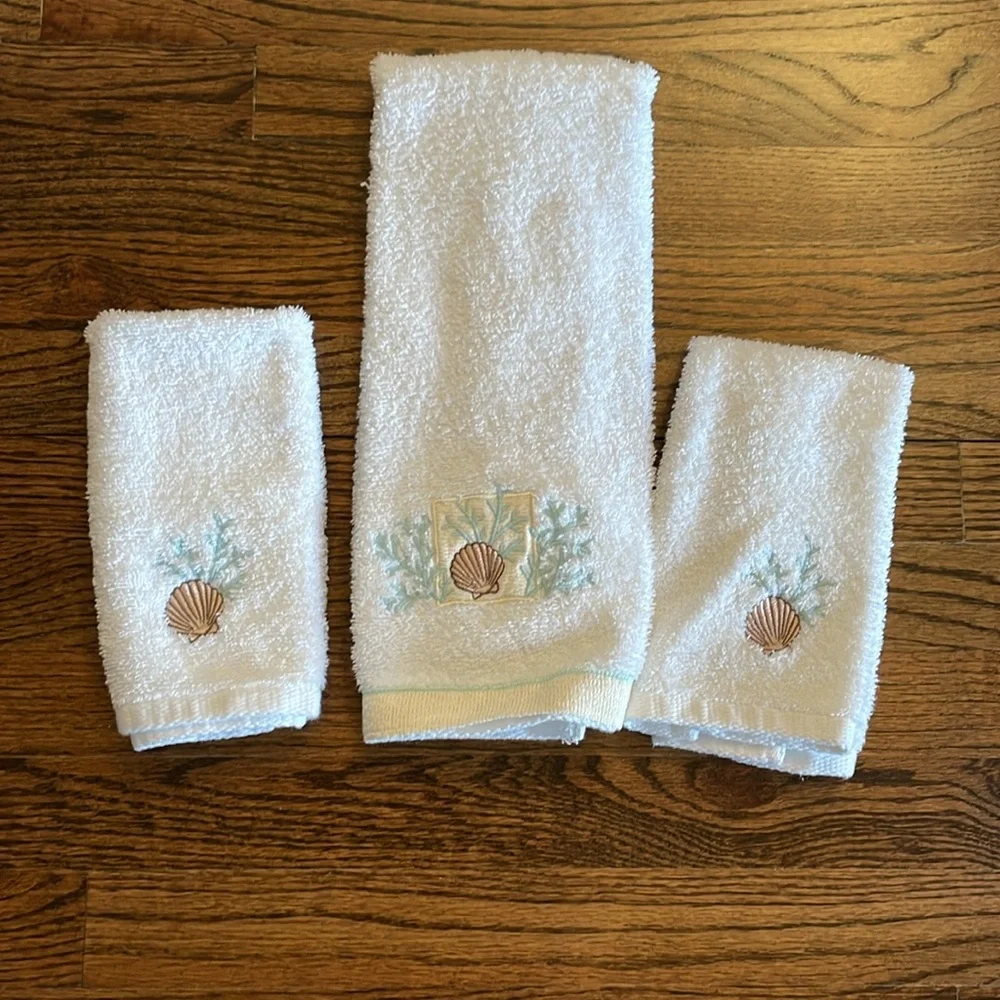 New! Set of 3, Shell Designed Hand/ Fingertip Towels!